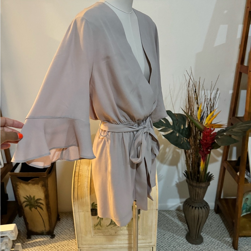 Lulus Women's Romper Beige Mauve NWT Small Angel Sleeves 100% Rayon - Picture 3 of 9